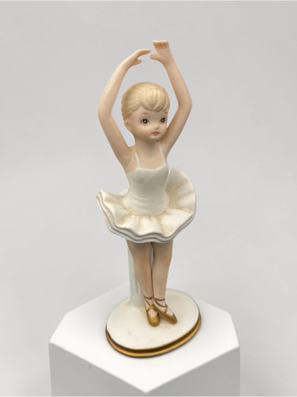 Vintage Lefton 1983 Ballerina 03835 Christopher Collection Figurine on Pedestal - Picture 8 of 14